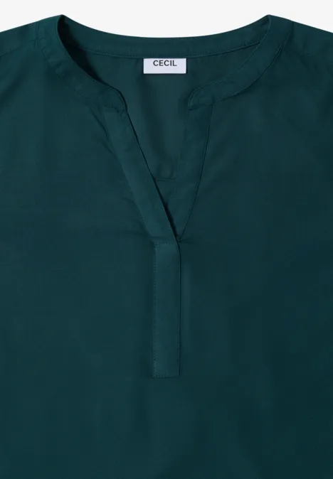Dunkelgrüne Bluse mit V-Ausschnitt und Stehkragen.